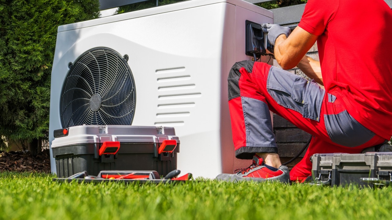 How HVAC Contractors Evaluate Whether to Repair or Replace Your System